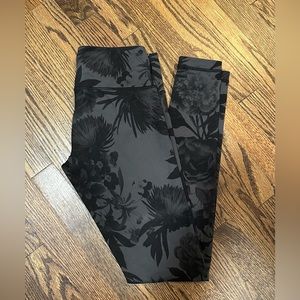 Lululemon Black Charcoal Floral Rose Print Legging Size 6